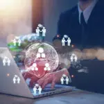 Geschäftsmann vor Laptop arbeitet mit CRM und AI Tools